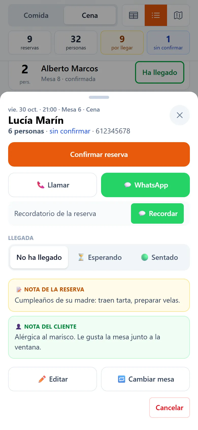 Ficha de una reserva de Casa Lumbre en el móvil: botones para llamar, escribir por WhatsApp y recordar la reserva, estado de llegada, nota de la reserva y nota del cliente