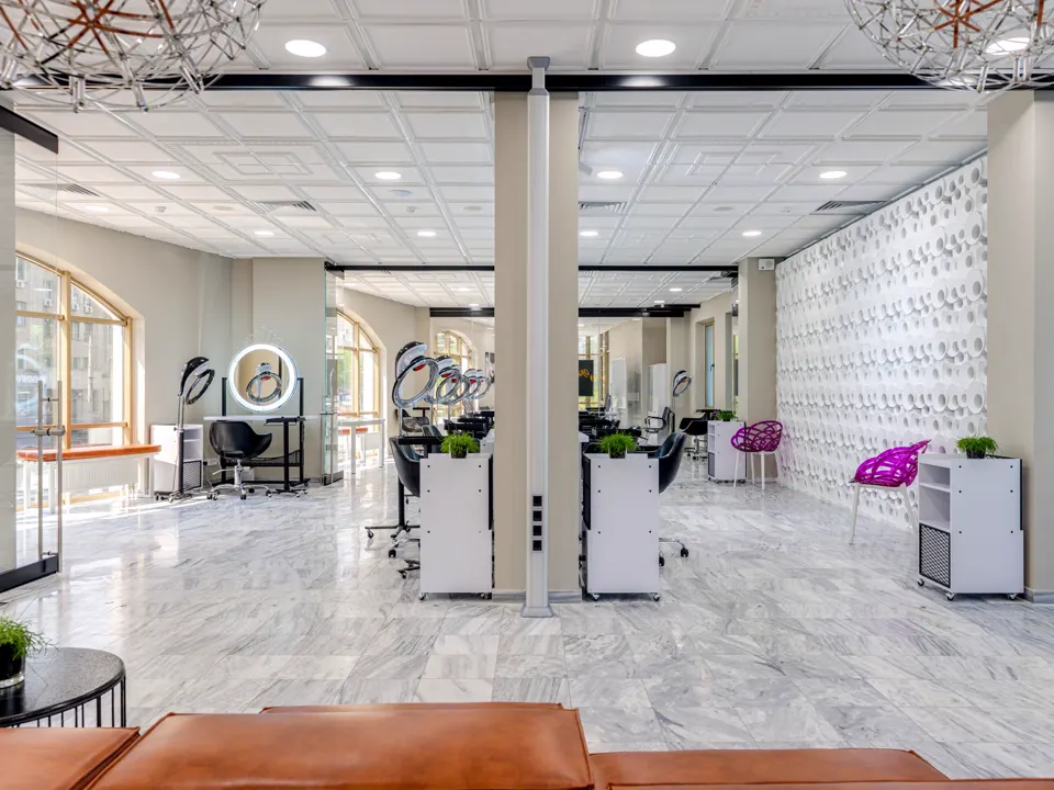 Peluquería luminosa con puestos de espejo y sillones